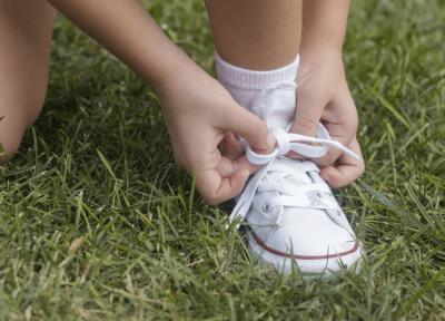 ¿Cómo cuidar los zapatos de niño para que duren más?